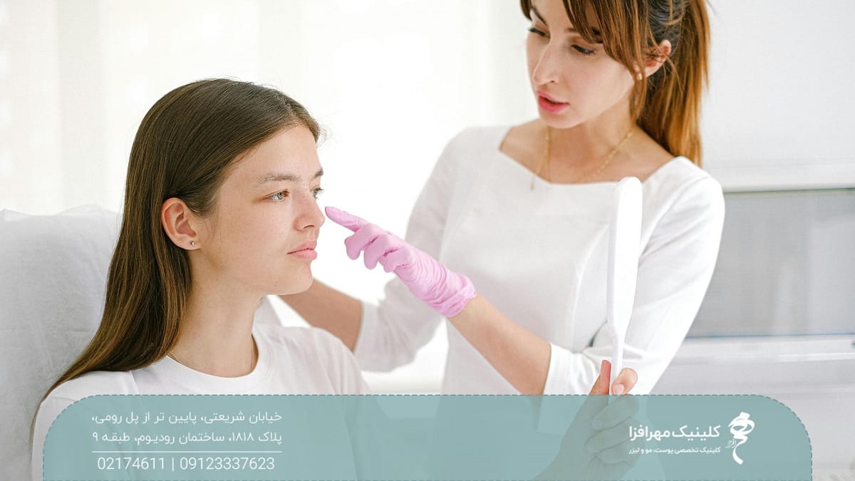 پزشکی که صورت دختر جوان را معاینه می کند