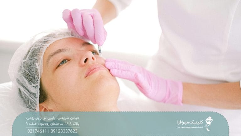 مراجعه کننده زن که دراز کشیده و دکتر به صورت او مزوژل تزریق می کند