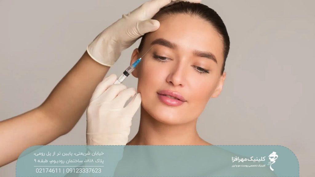 پزشکی که سرنگ بوتاکس را کنار صورت دختر گرفته است