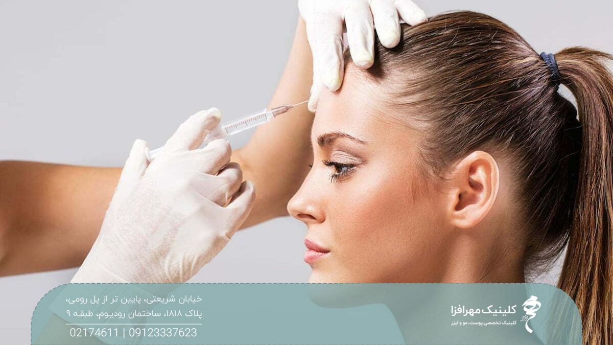 دختری که نیم رخ ایستاده است و پزشک به پیشانی او بوتاکس تزریق کرده است