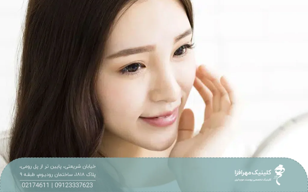 عکسی که از یک خانم خوشحال که دستش را روی صورتش گرفته است و پوست صاف و شادابی دارد