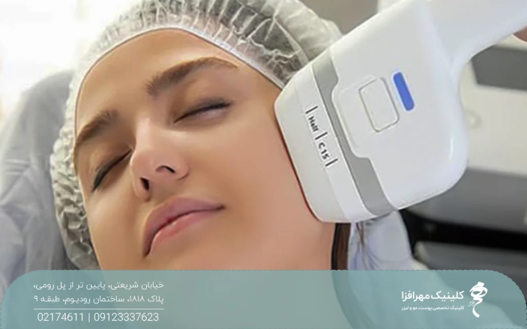 دختری که چشم هایش بسته است و کلاه به سر دارد و هندپیس هایفو روی صورت او قرار گرفته است