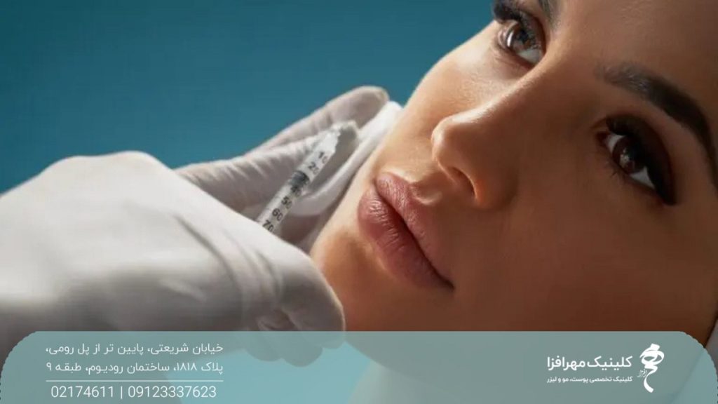 صورت دختری که پزشک با سرنگ به سمت راست او تزریق انجام می دهد