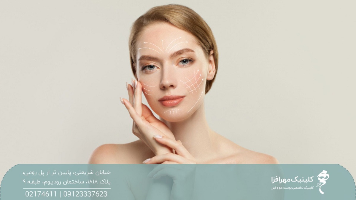 دختر جوانی که دست خود را سمت راست صورتش گرفته است و روی صورت او خطوطی با رنگ سفید کشیده شده است