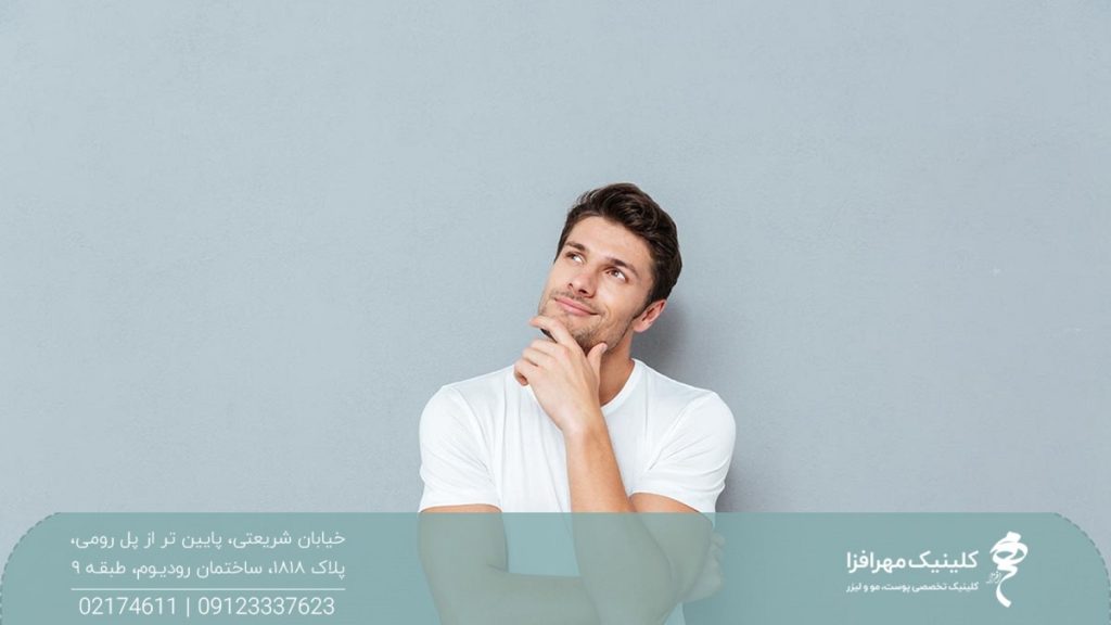 مرد جوان که به یک سمت خیره شده و در حال فکر کردن است