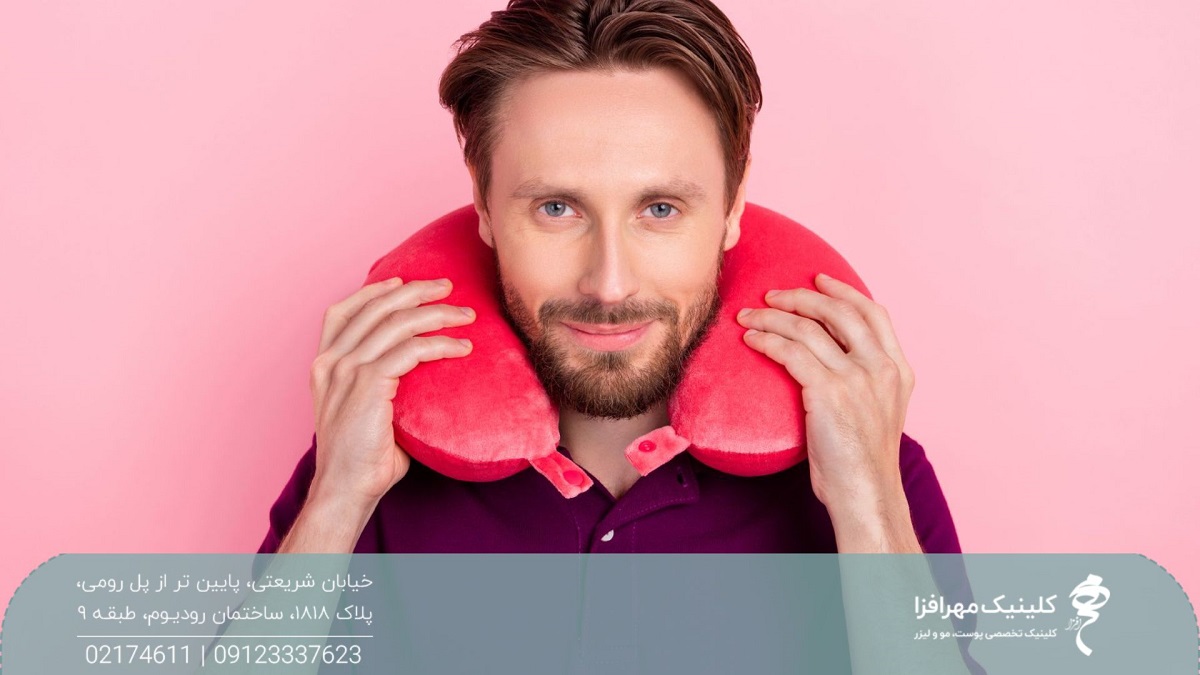 مردی که بالش دور گردنی قرمز رنگ دارد