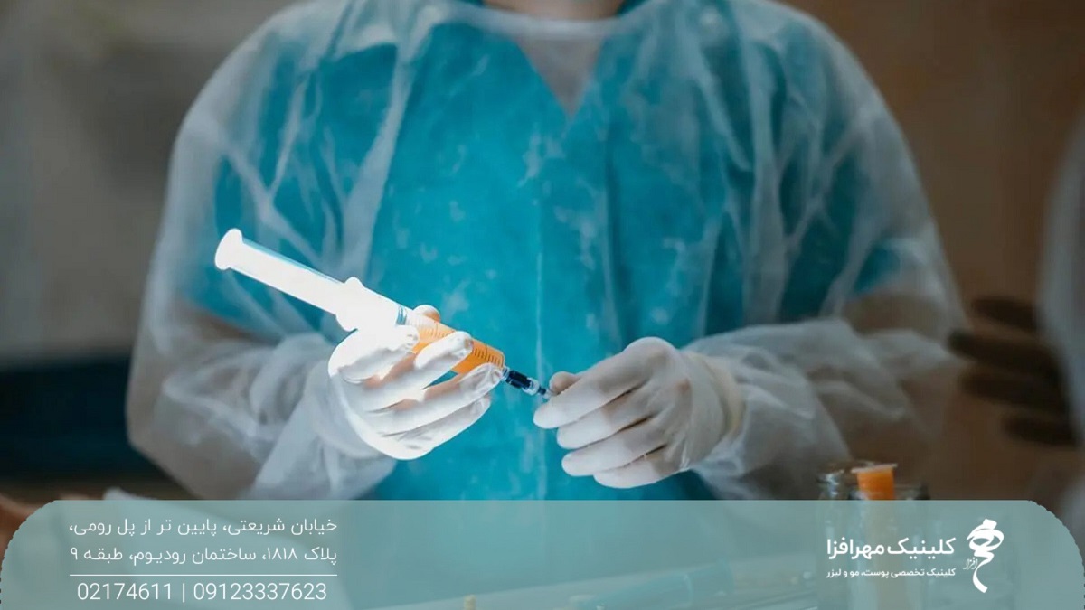 فرد با لباس آزمایشگاهی و دستکش که سرنگ حاوی چربی استخراج شده را در دست خود نگه داشته است