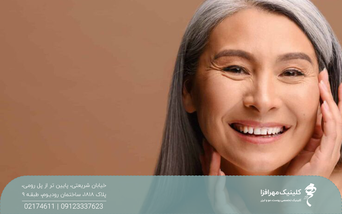 خانم خوشحالی که به رو به ررو نگاه می کند و یک دست خود را کامل روی کنار صورتش گذاشته و دستان خود را کنار صورت خود گرفته است