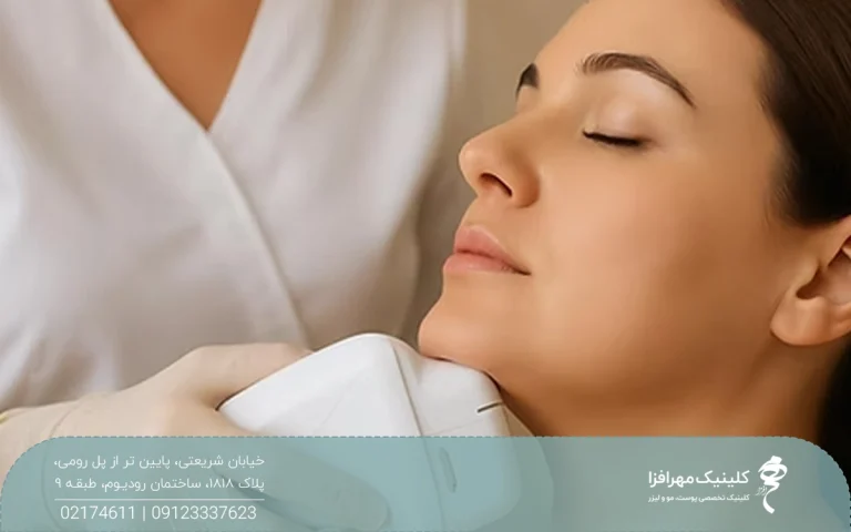 فردی که نشسته است و کمی سرش بالا و چشم هایش بسته است و دست دکتری که در حال انجام هایفوتراپی غبغب برای فرد است