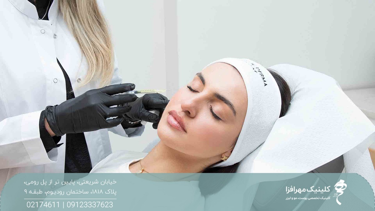 دختری که روی صندلی تزریق کلینیک نشسته است و چشم های خود را بسته و پزشک آمپول مزوتراپی را نزدیک صورت او گرفته است