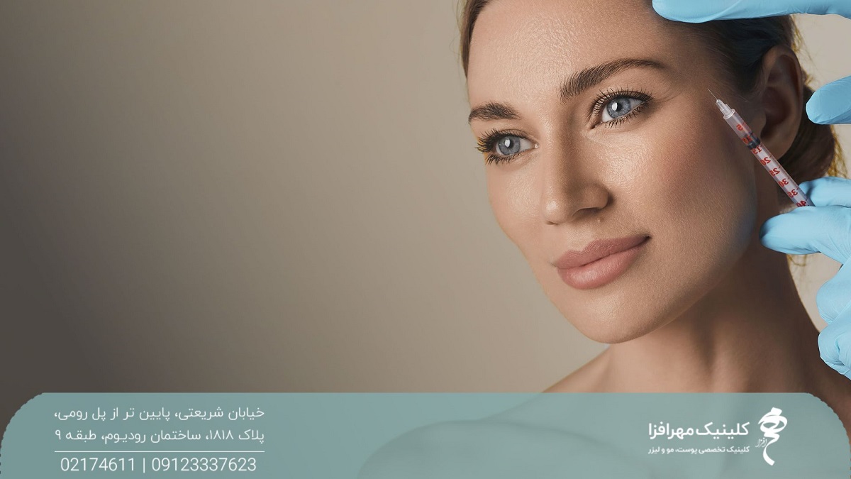 عکس سه رخ از صورت زنی که پزشک گوشه چشم و شقیقه او را مزوتراپی می کند