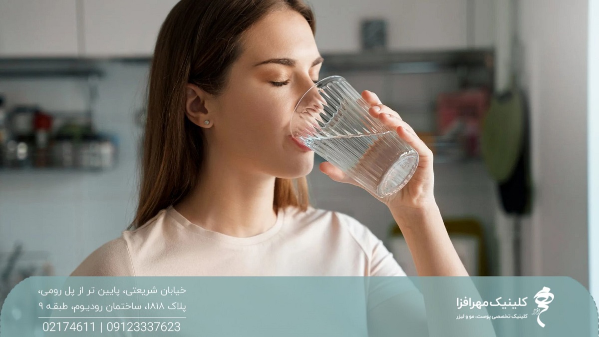 دختری که با یک لیوان شیشه ای آب می خورد