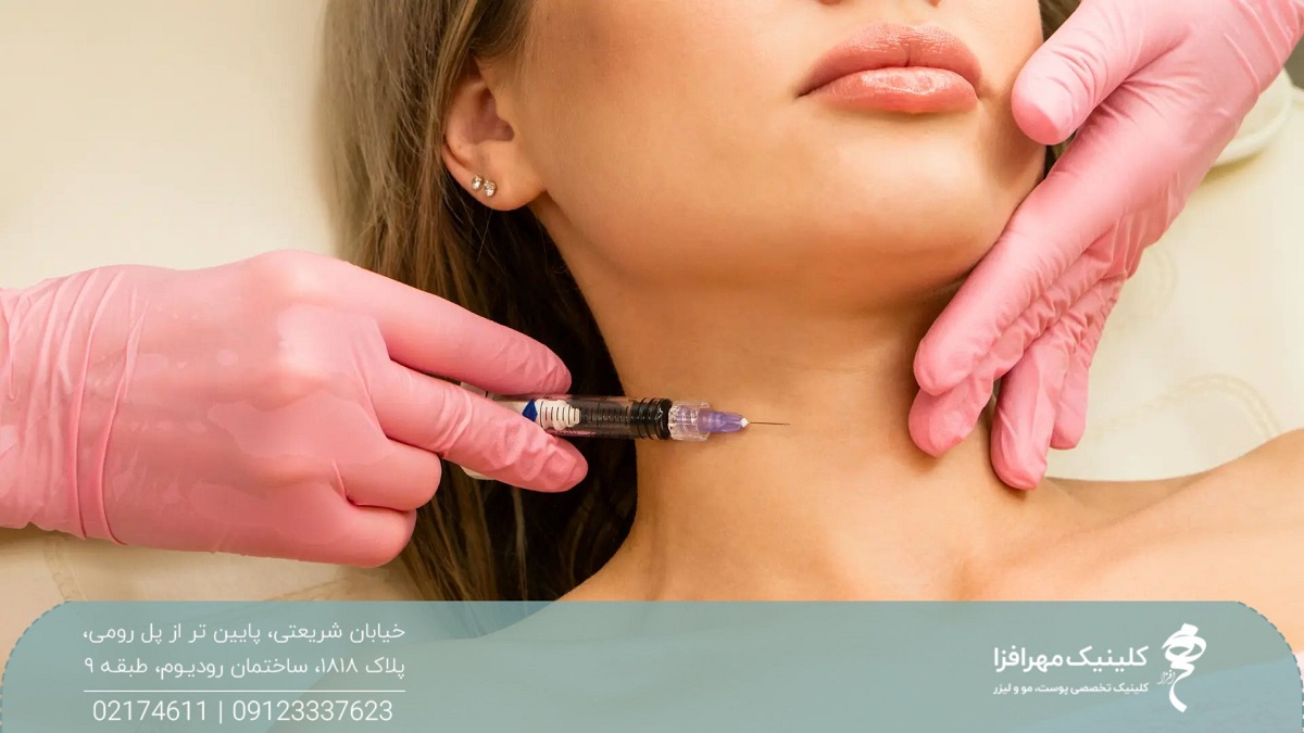 عکس از گردن دختری که پزشک سرنگ پروفایلو را در کنار گردن او نگه داشته است و قصد تزریق پروفایلو صورت و گردن دارد