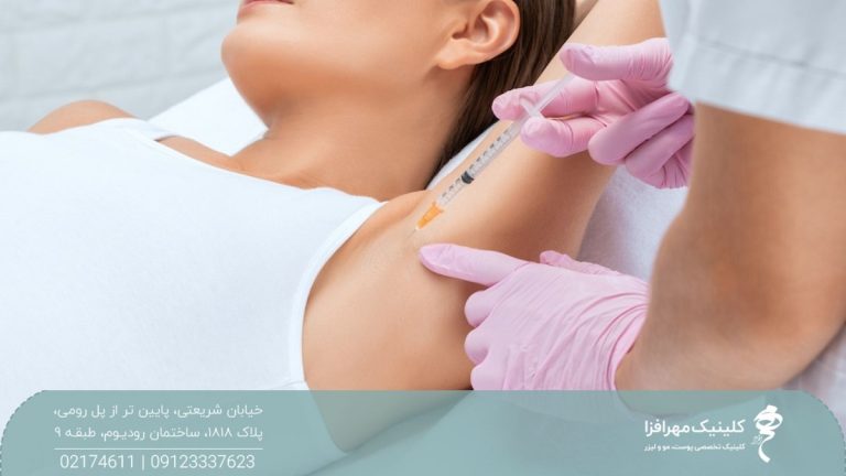 دختری که دست خود را بالا گرفته و پزشک به زیر بغل او بوتاکس تزریق می کند