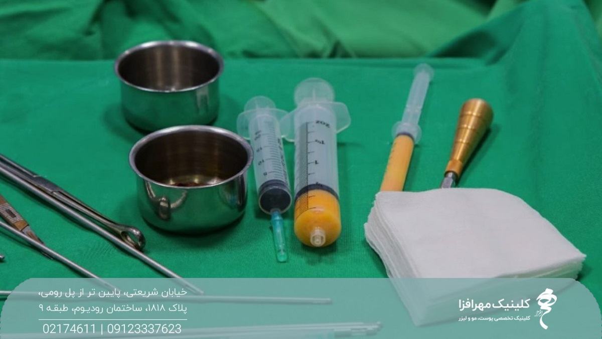 یک سرنگ بزرگ و یک سرنگ کوچک که هردو حاوی چربی است روی یک پارچه سبز و در کنار آنها ابزارهای جراحی قرار گرفته است