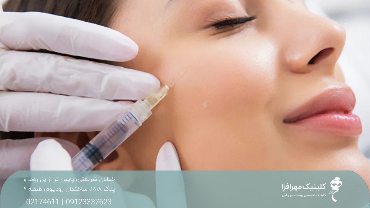 دختری که چشم خود را بسته و لبخند زده است و فردی با سرنگ به گونه راست او فیلر تزریق می کند