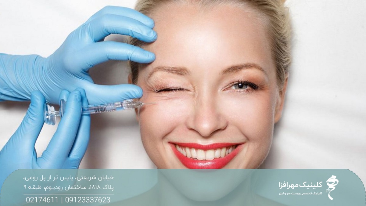 دختری که چشم راست خود را بسته و در حال لبخند زدن است و پزشک به گونه راست او ژل تزریق می کند