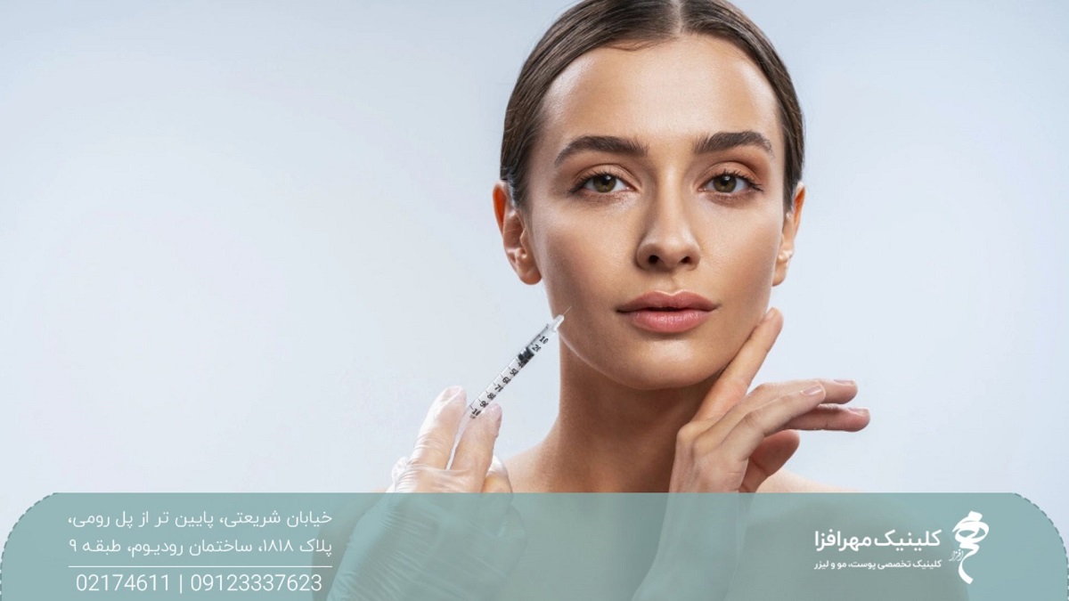 دختری که دست راست خود را زیر فکش گرفته است و فردی سرنگ فیلر را کنار صورت او گرفته است