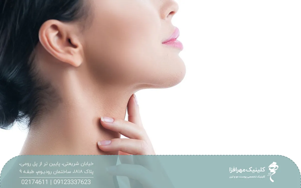 دختری که دستش را روی گردن خود گرفته است