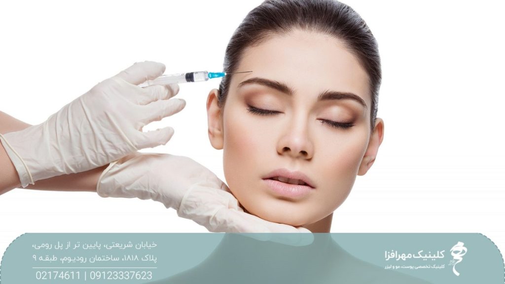 دختری که چشم هایش بسته است و سر او به سمت راست عکس متمایل است و دستی یک سرنگ حاوی بوتاکس را روی پیشانی او نگه داشته است