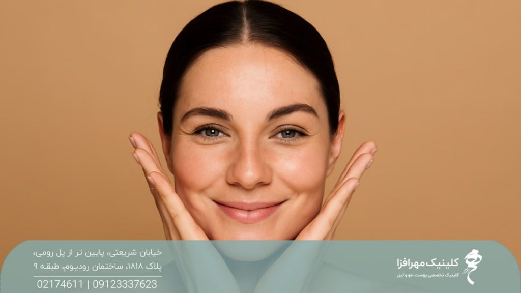 دختری که لبخنده زده و دست های خود را دو طرف صورتش گرفته است