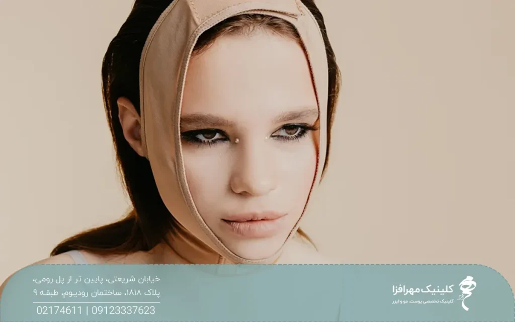 دختری که به یک نقطه خیره شده و گن مخصوص ساکشن غبغب بسته است