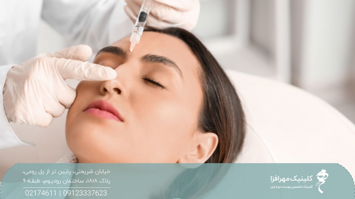 پزشکی که انگشت خود را روی بینی دختر گذاشته و بالای بینی او ژل تزریق می کند