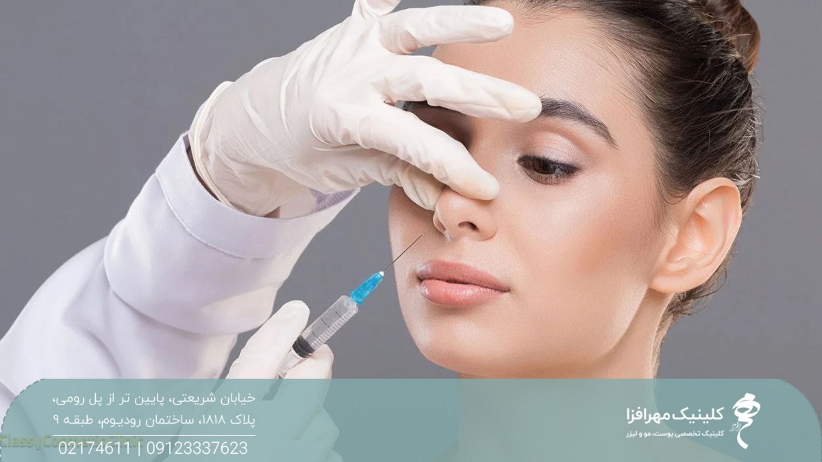 دختری که پزشک بینی او را نگه داشته و یک سرنگ حاوی فیلر را نزدیک نوک بینی او گرفته است