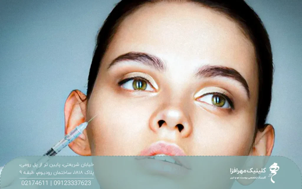 دختر با موهای مشکی که سر او کمی به سمت راست متمایل است و فردی سرنگ فیلر را کنار صورت او گرفته است