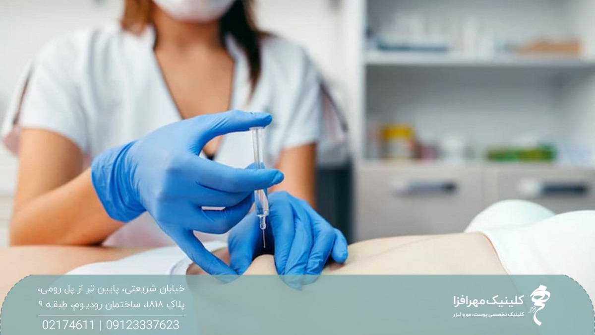 پزشک در حال تزریق یک سرنگ حاوی بوتاکس به شکم دختری که دراز کشیده است