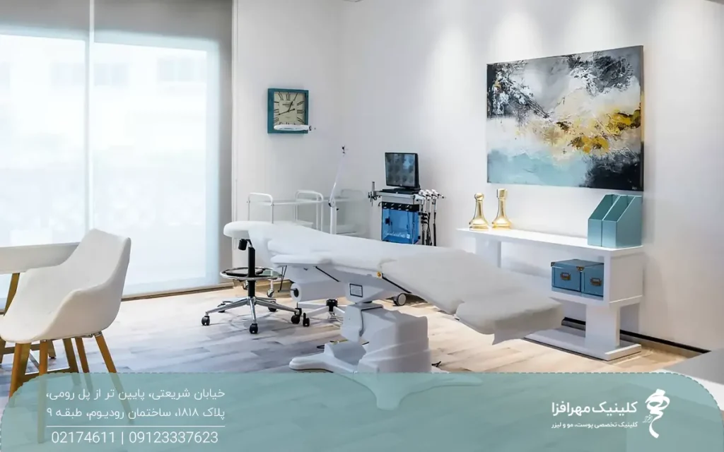 اتاق یک کلینیک که یک تخت و وسایل مورد نیاز کار زیبایی است - بهترین کلینیک زیبایی در شریعتی
