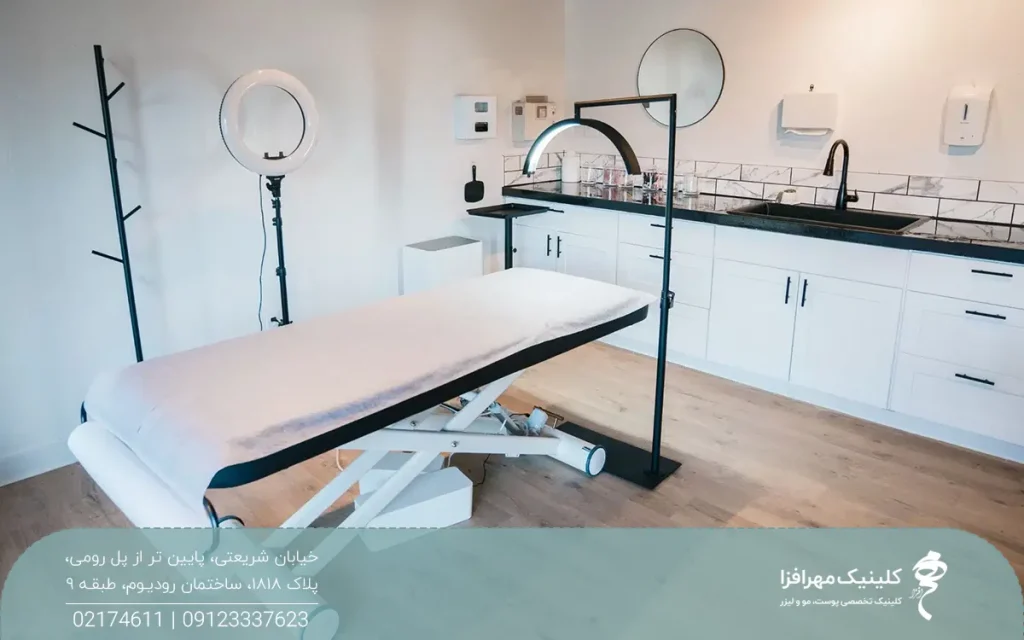 عکس از یک اتاق در کلینیک زیبایی در شریعتی که تمام وسایل مورد نیاز اندولیفت قرار دارد