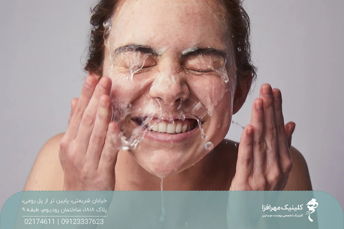 دختری که به صورت خود آب پاشیده و صورت خود را می شوید