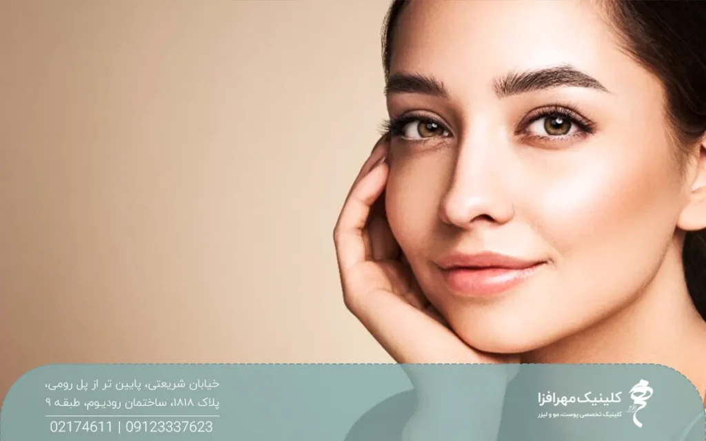 خانمی که لبخند به لب دارد و دستش زیر چانه اش است