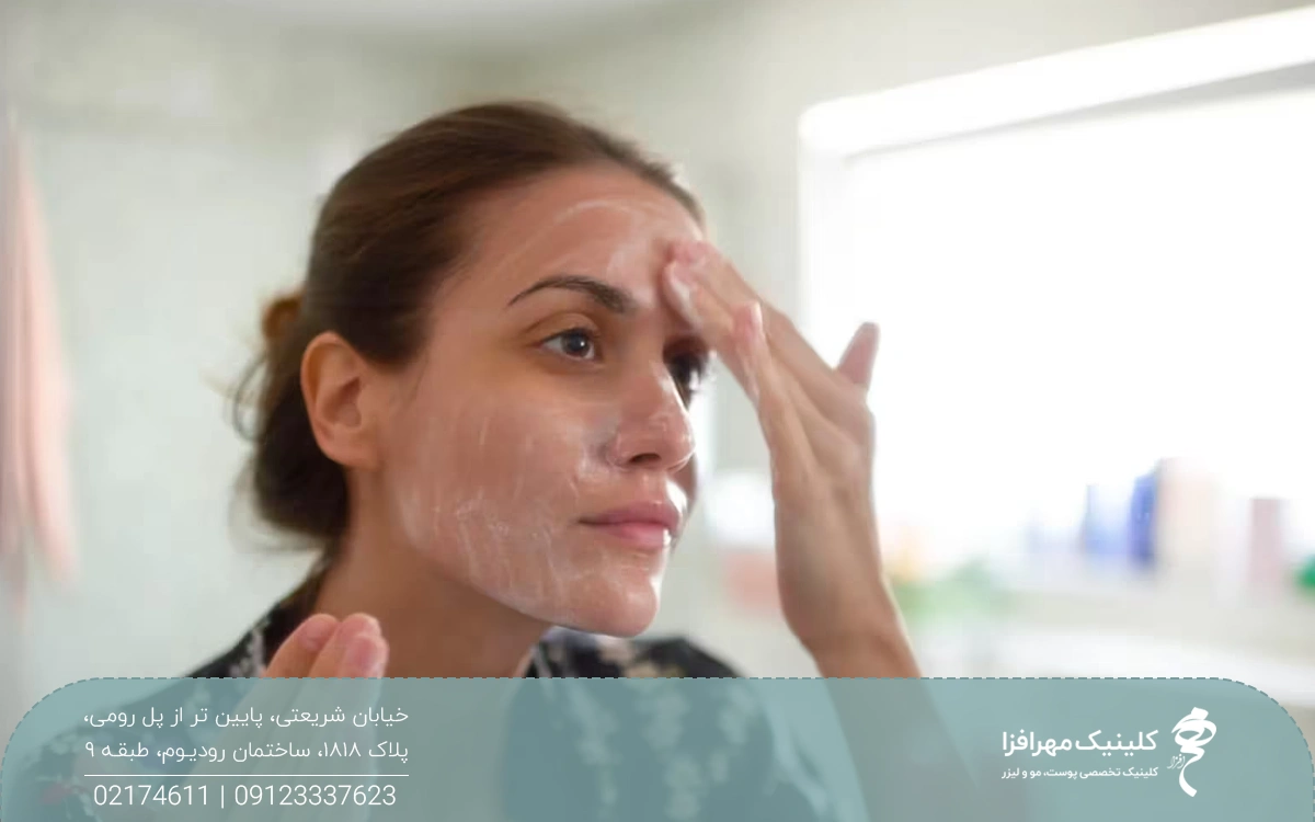 دختری که روی صورت خودش روغن می مالد