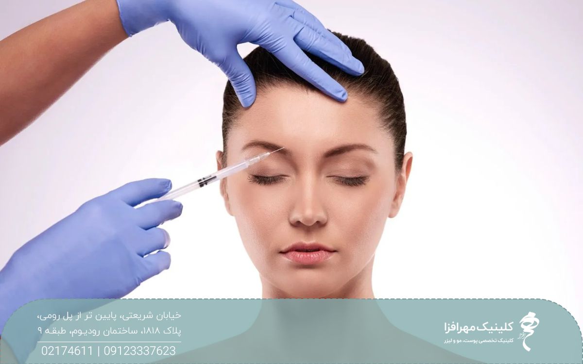 دختری که چشمش بسته است و پزشک به بالای ابروی راست او بوتاکس تزریق می کند