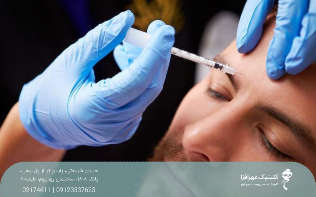 مرد جوانی که پزشک بین ابروهای او بوتاکس تزریق می کند