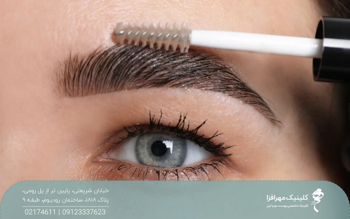 ابروی چپ دختری که با برس ابروی خود را مرتب می کند