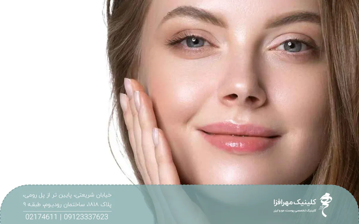 دختری که لبخند زده و دست راست خود را روی صورتش گذاشته است