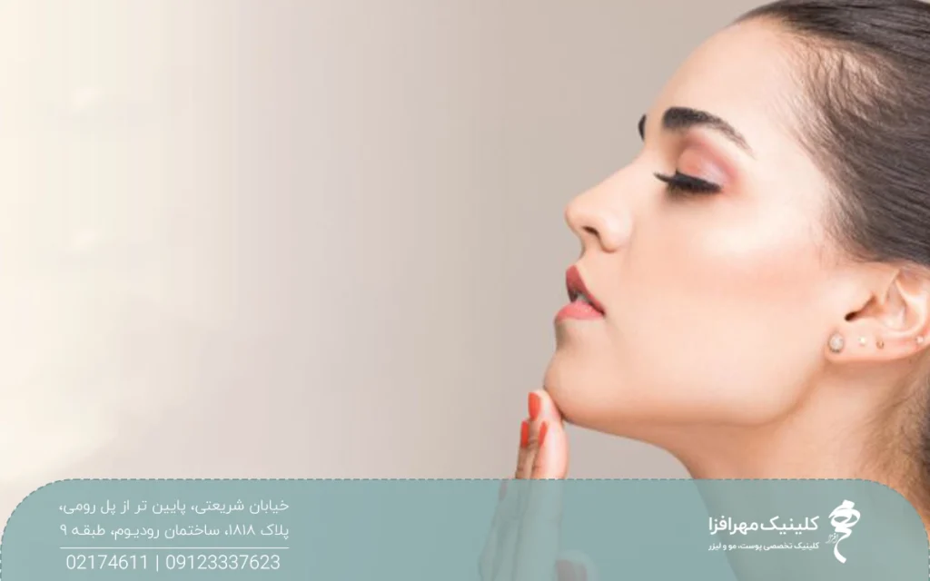 نیم رخ خانمی که سرش کمی به سمت بالاست چشم هایش بسته است و انگشتانش روی چانه اش است