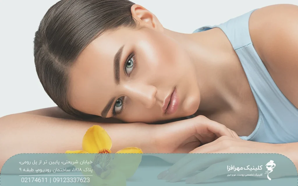خانمی که سرش روی دستش است و ابرو هایش را در خانه لیفت کرده است