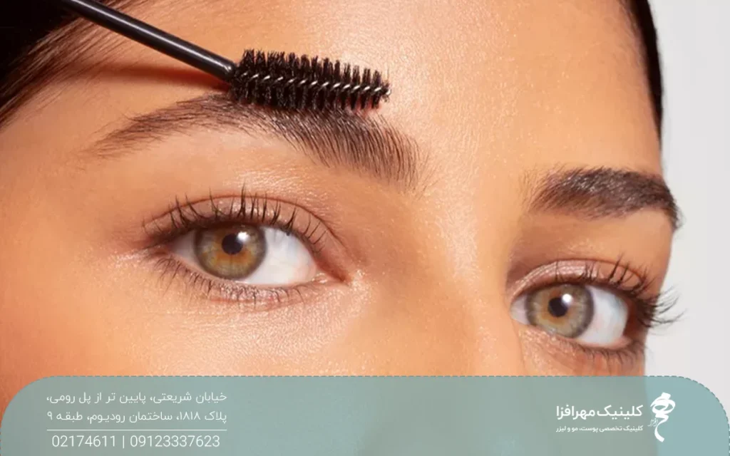 دختری که در حال برس کشیدن ابروی راست خود است