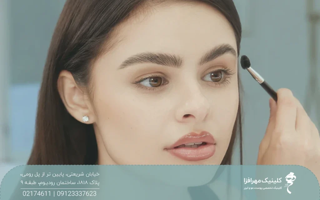 دختری که ابروهای خود را با یک براش آرایش می کند