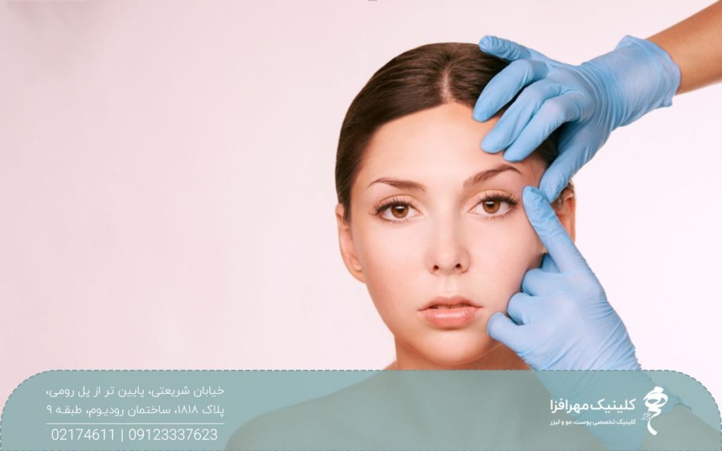 دختری که پزشک دست های خود را روی ابروی او گذاشته است