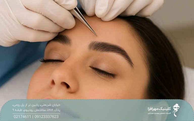 دختر جوانی که ابروهای پرپشت و با ظاهر طبیعی دارد و پزشک بالای سر او ابروهای او را معاینه می کند