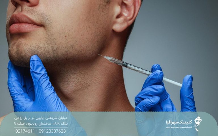 فک مردی که یک پزشک به خط فک او تزریق فیلر انجام می دهد