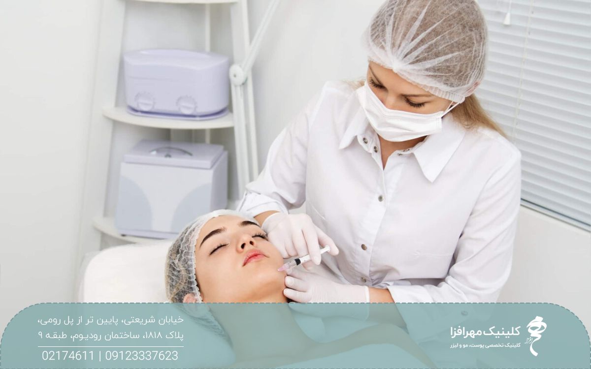 پزشکی که بالای سر دختر ایستاده و به چانه او تزریق ژل انجام می دهد