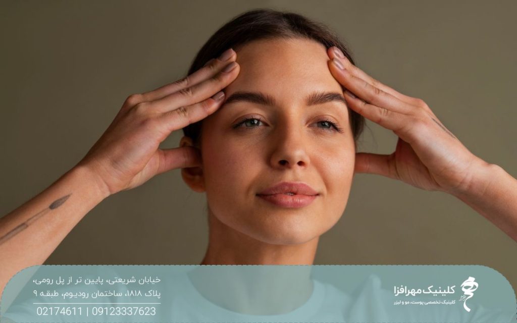 دختری که انگشتان خود را روی پیشانی اش گذاشته است