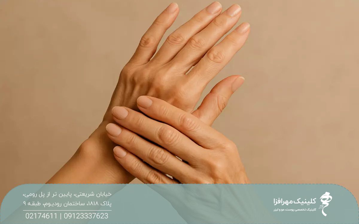 دستان فرد با پوست صاف و جوان