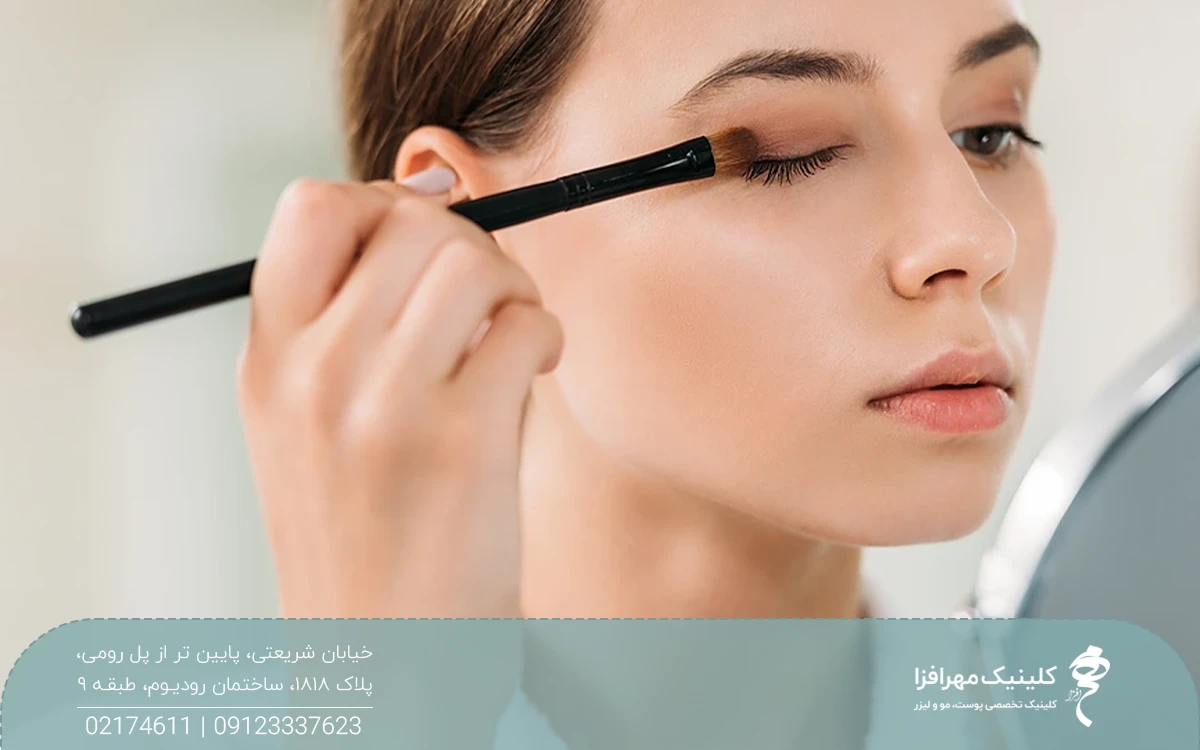 خانمی که در حال آرایش کردن جلوی آینه است